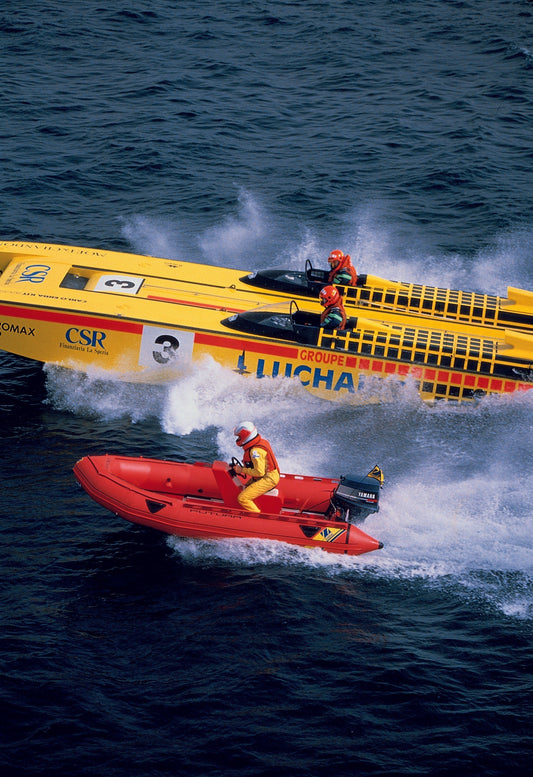 Rode Zodiac RIB boot en gele raceboot op hoge snelheid – illustratie bij blog over vaarsnelheid en minimumleeftijd voor varen