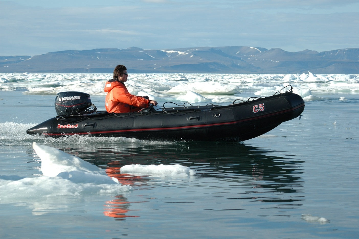 Bombard Commando C5 rubberboot met aluminium vlonderdelen en deelbare houten kiel
